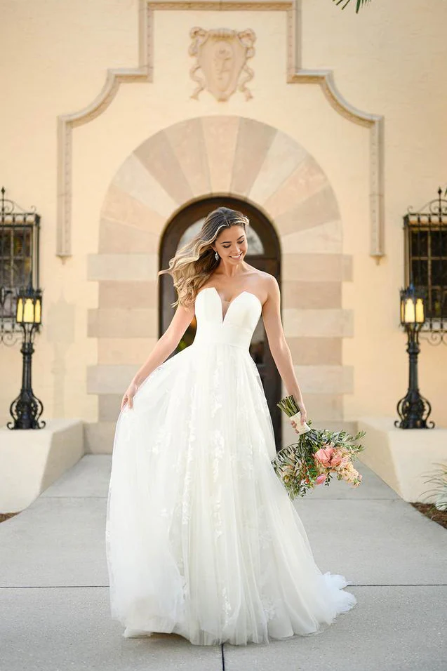 Hermosos vestidos de novia de tul con escote corazón sin tirantes para playa